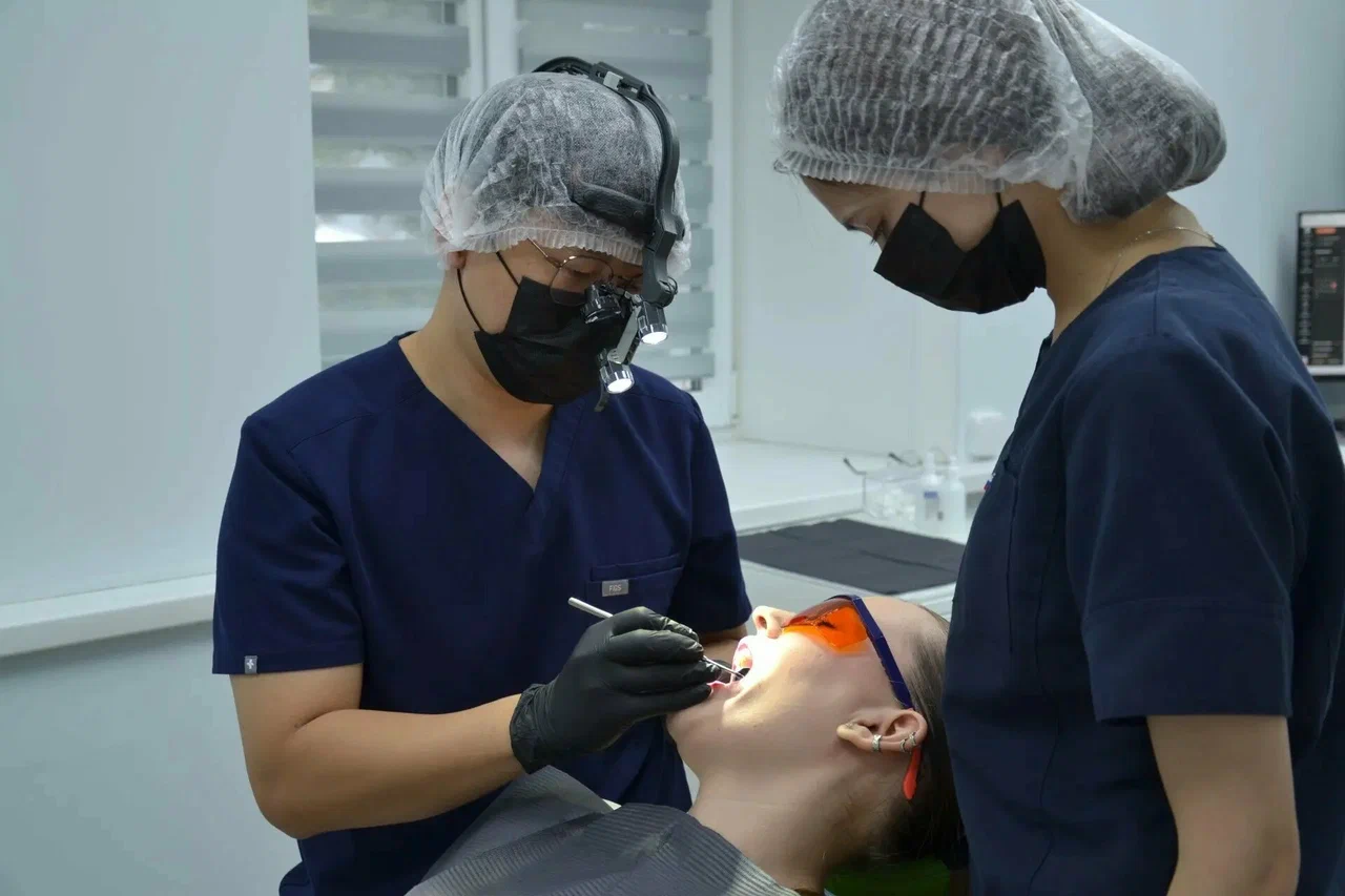 Хирург-имплантолог и ассистент EK Dental во время операции, Екатеринбург