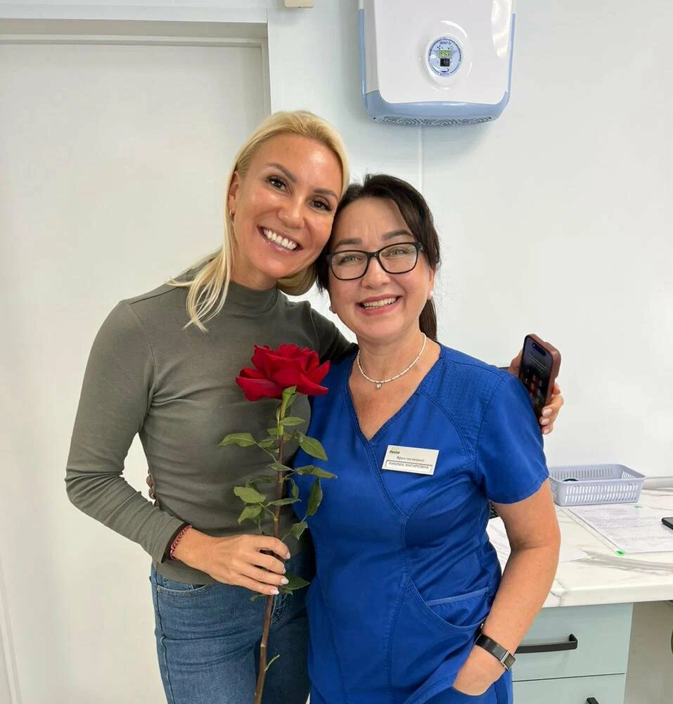 Пациентка EK Dental после имплантации зубов вместе с врачом, Екатеринбург